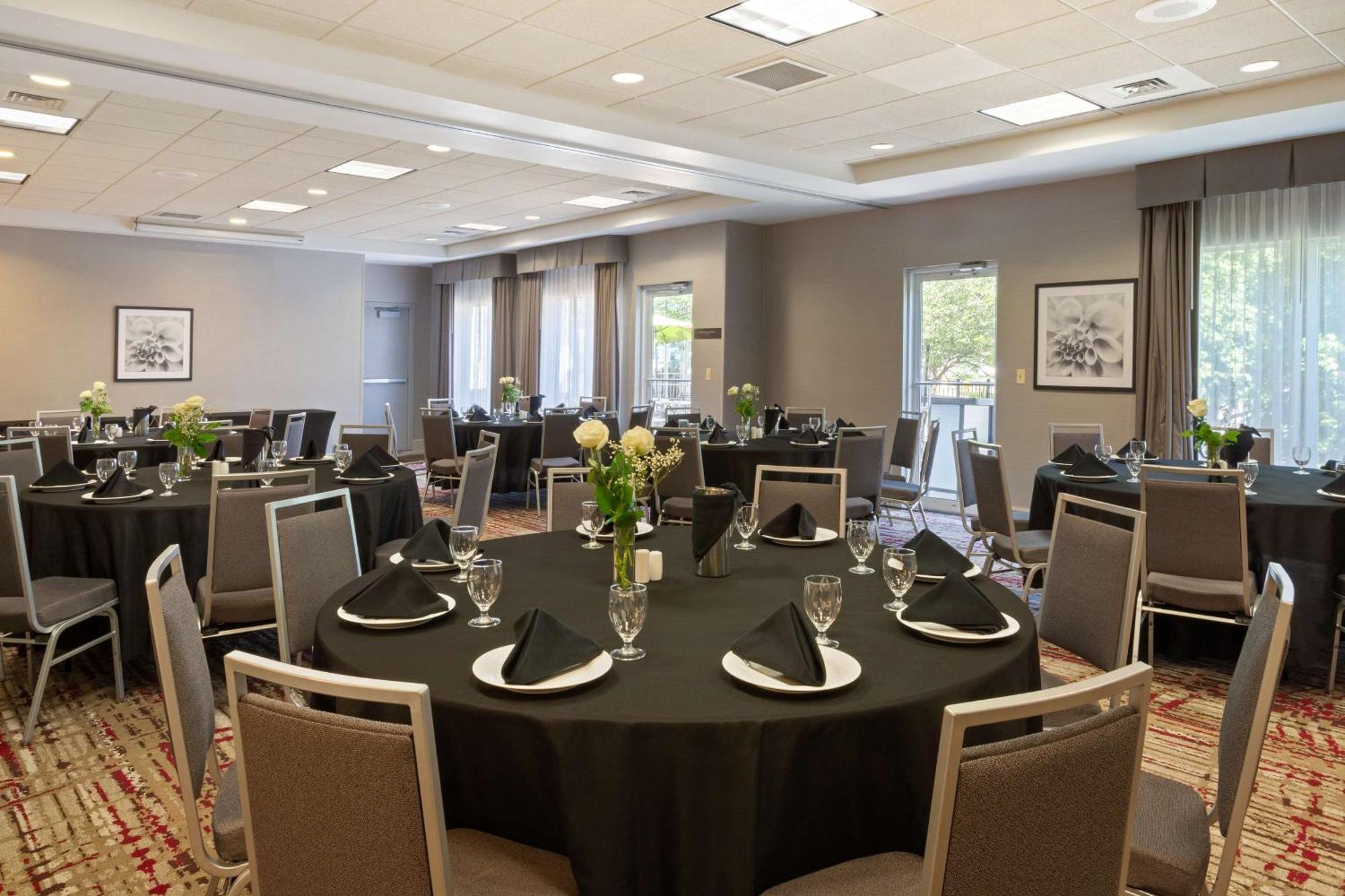 Hilton Garden Inn Честъртън Екстериор снимка